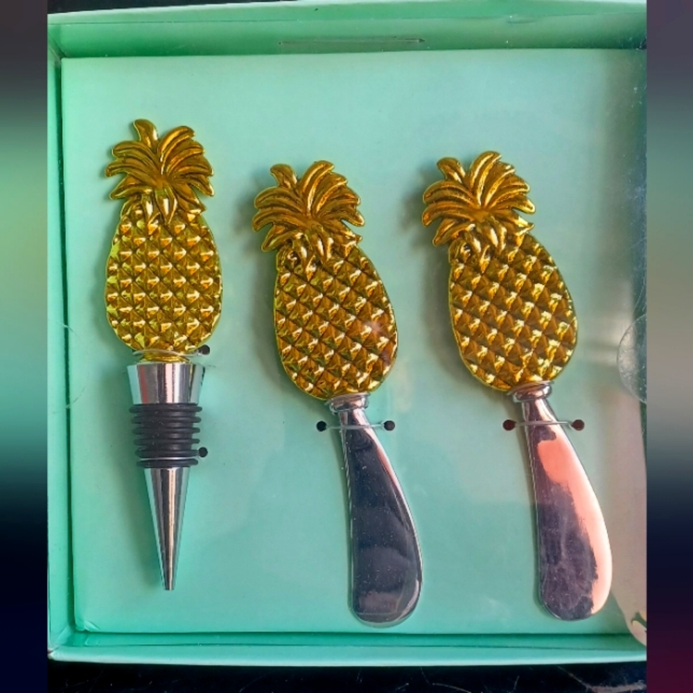 Concept THE BAR, Set of2 spreaders and Bottle stopper. (Pineapples). Brand new.